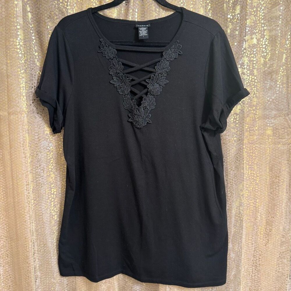 Torrid Black Embroidered Floral Criss Cross Neck T Shirt Size 1X